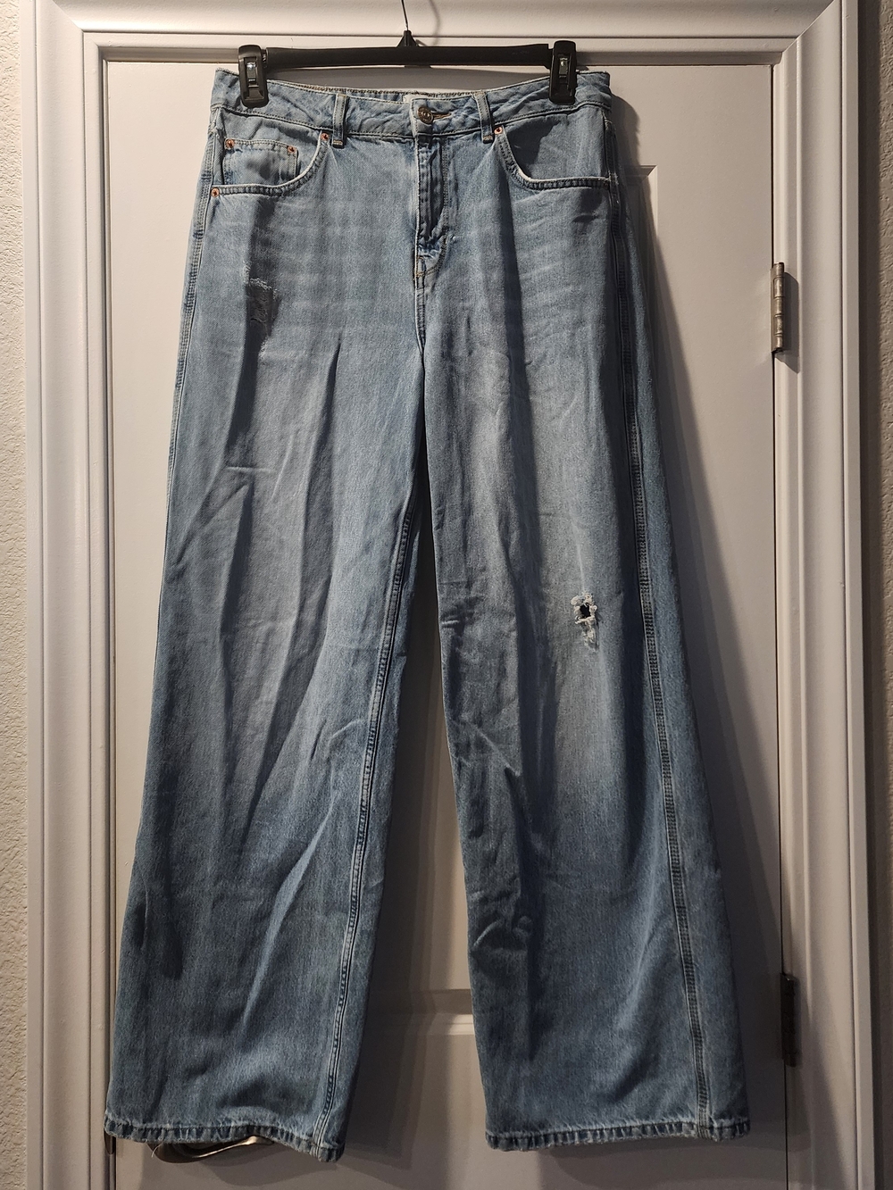 BDG Women's Wide-Leg Distressed "Puddle" Jeans Size 30. Item 0421263P